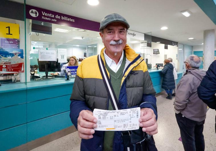 Fernando Suárez Menéndez llegó el jueves a las siete de la mañana para esperar turno y asegurarse uno de los primeros billetes para circular por la variante.