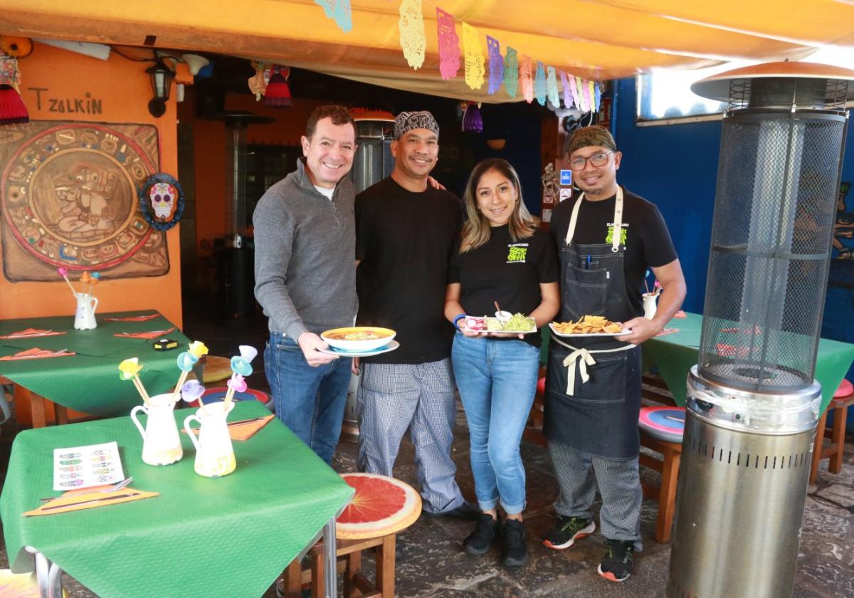 Víctor Manuel Calleja, con Nata Gaspar, Yazmin Uribe e Hilario Cantano, su equipo.