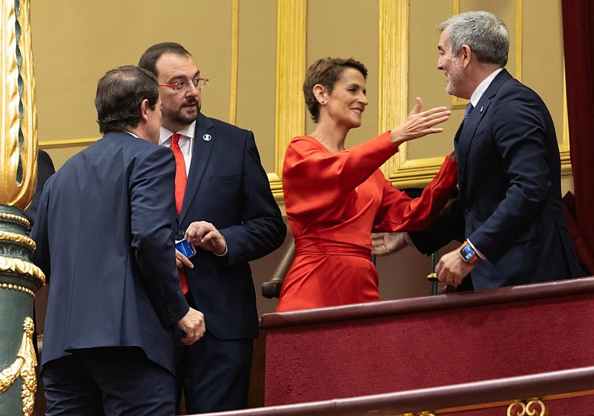 Adrián Barbón conversa con el presidente de Castilla y León, Alfonso Fernández Mañueco, con la presidenta de Navarra, María Chivite, y el presidente de Canarias, Fernando Clavijo, el pasado martes en el Congreso antes de la jura de la Constitución por parte de la Princesa de Asturias.