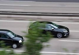 Dos coches en pleno adelantamiento.