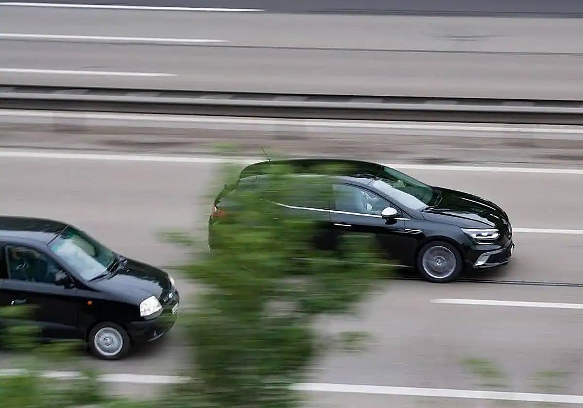 Dos coches en pleno adelantamiento.