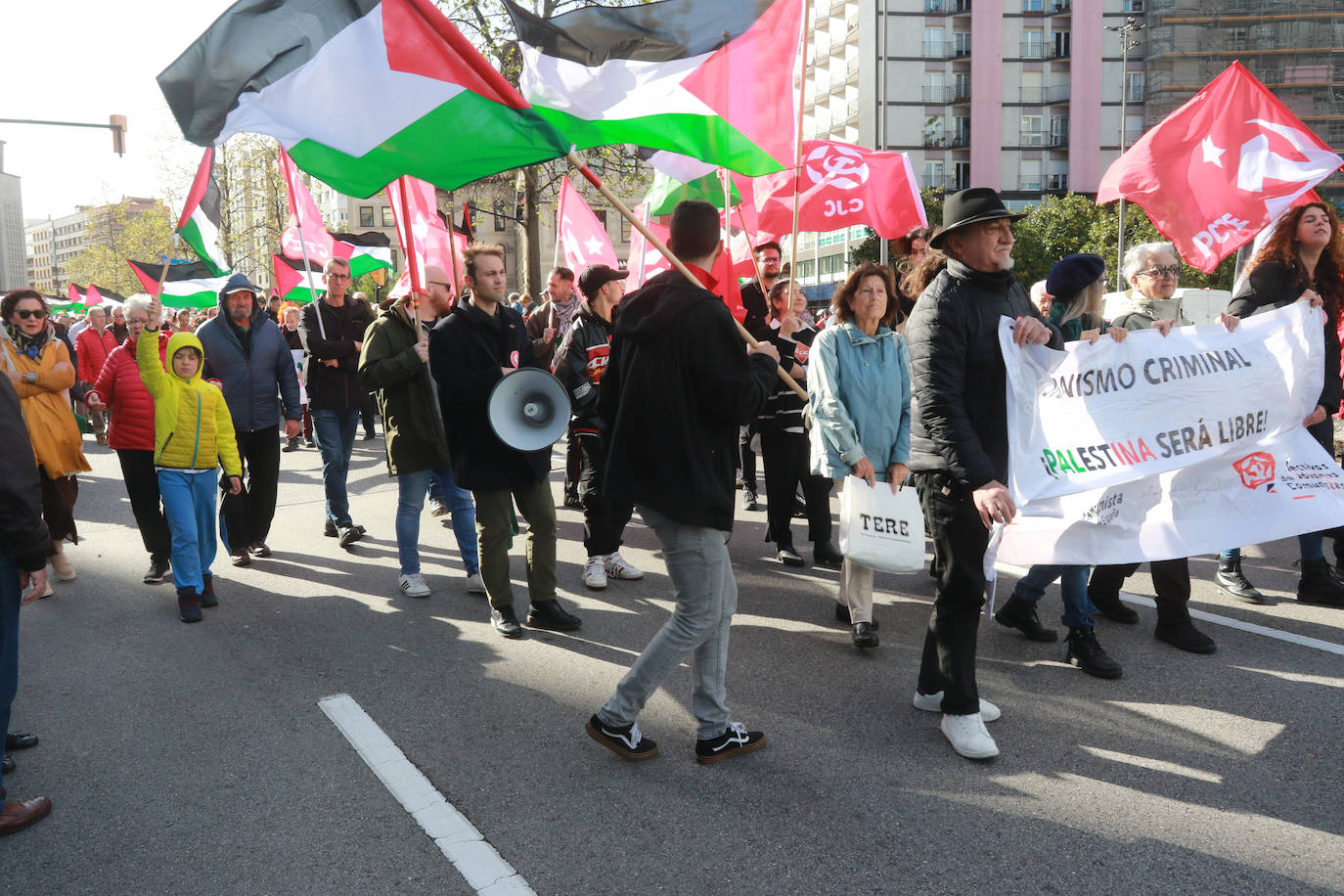 Multitudinaria manifestación a favor de Palestina en Gijón