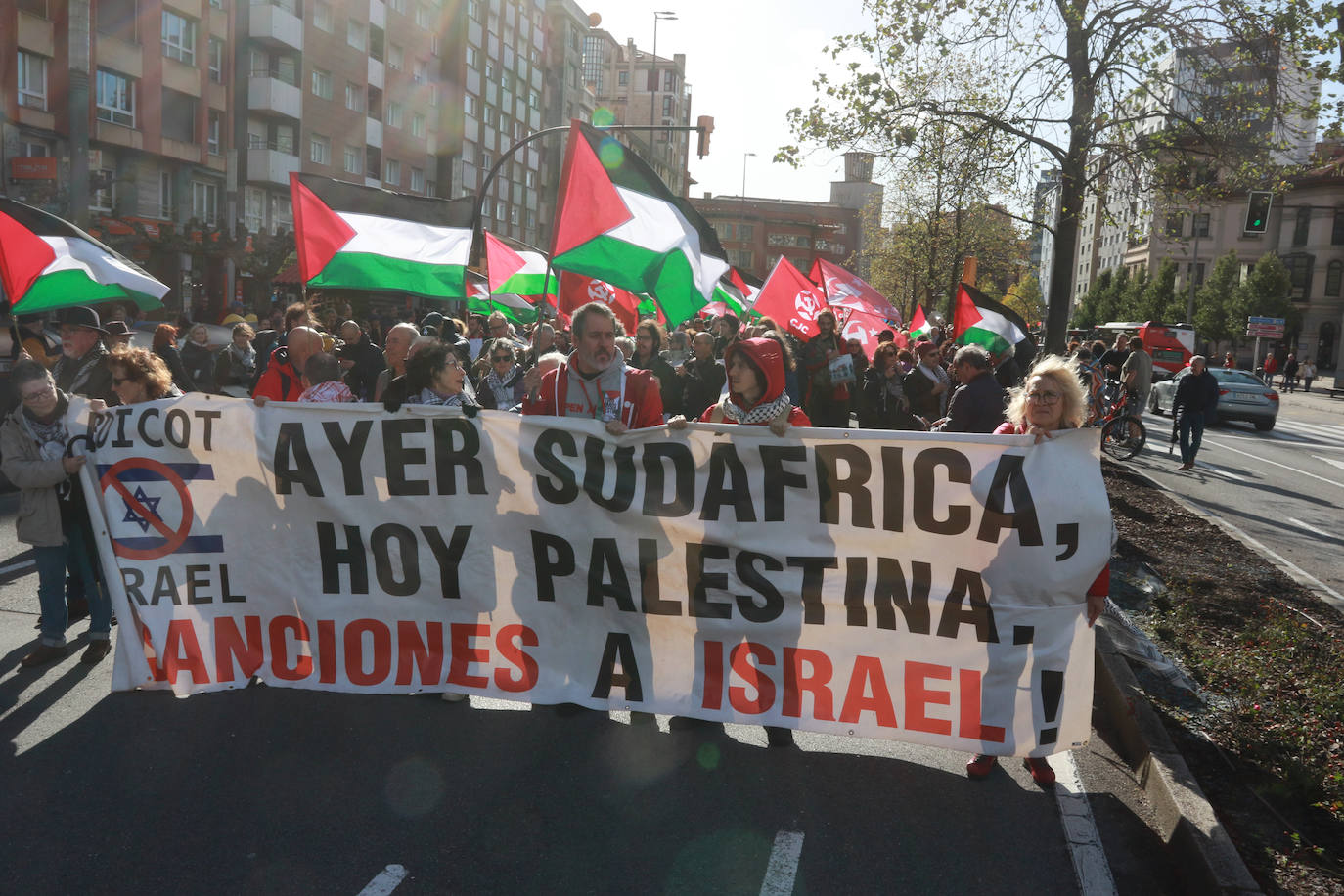 Multitudinaria manifestación a favor de Palestina en Gijón