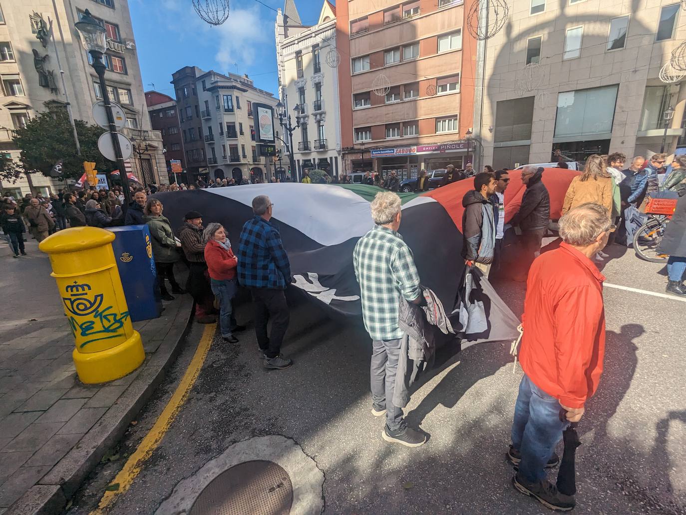 Multitudinaria manifestación a favor de Palestina en Gijón