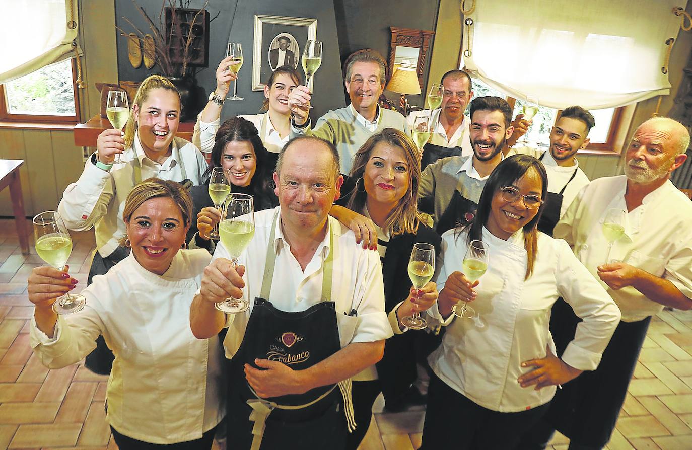 El equipo de Trabanco brinda por el premio que están a punto de recoger en Madrid en el local de Lavandera.