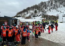 Escolares participando de la campaña de la Semana Blanca en las pistas de Fuentes de Invierno, durante la pasada temporada.