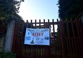 La entrada del colegio de Ciaño con la pancarta reivindicativa.