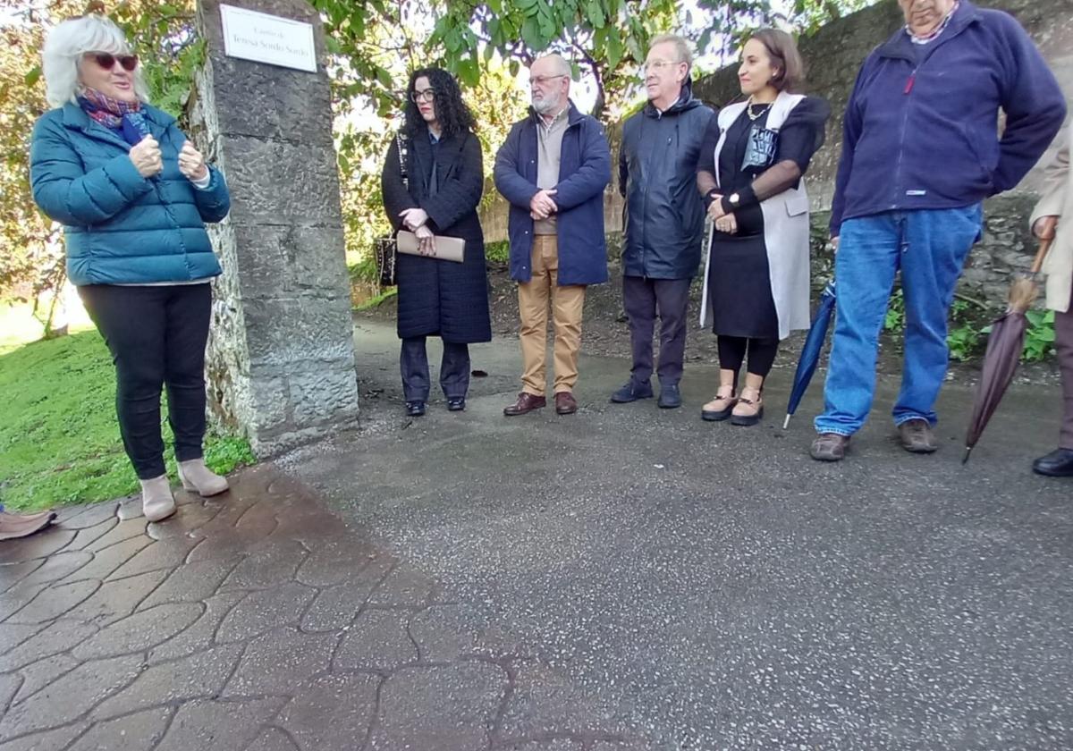 Momento del descubrimiento de la placa que da nombre al camino.