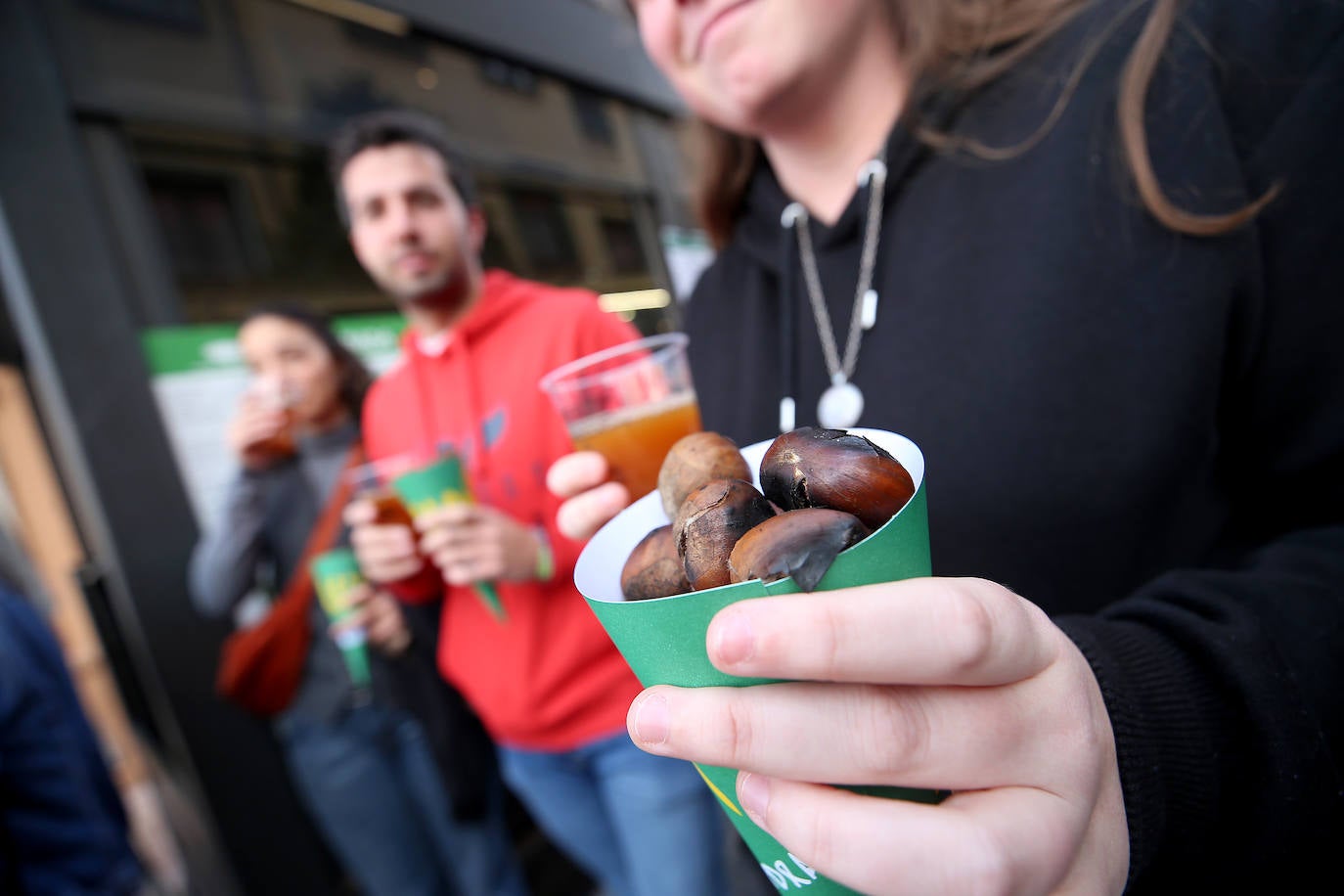 Sidra dulce y castañas asadas para celebrar el tradicional amagüestu de Gascona