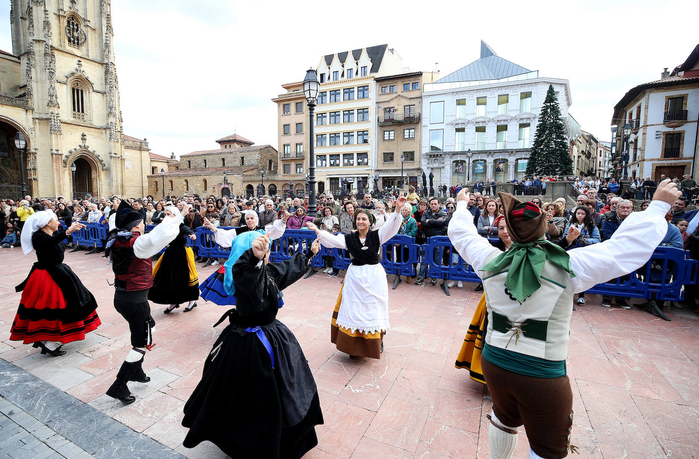 El folclore toma las calles de Oviedo