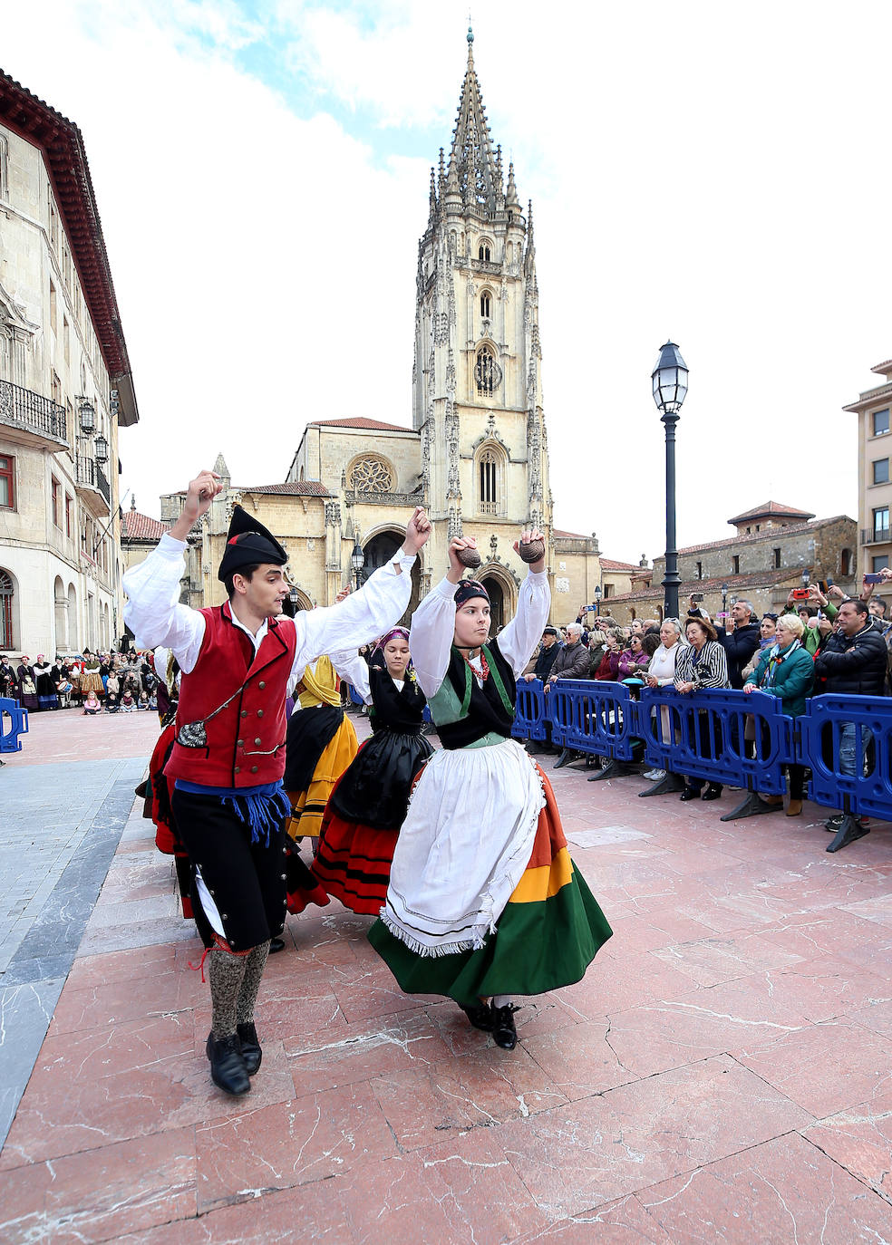 El folclore toma las calles de Oviedo