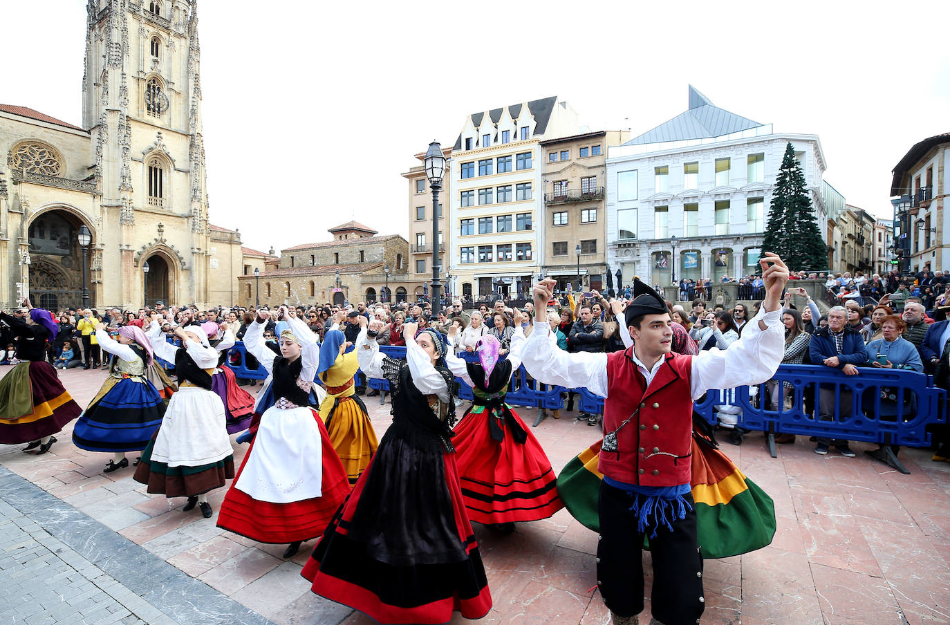 El folclore toma las calles de Oviedo