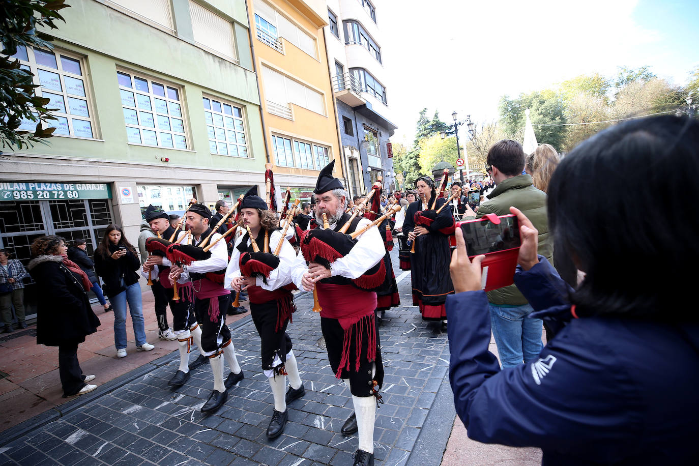 El folclore toma las calles de Oviedo