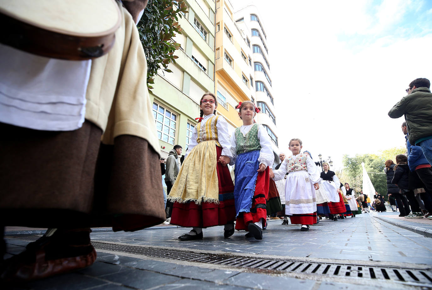 El folclore toma las calles de Oviedo