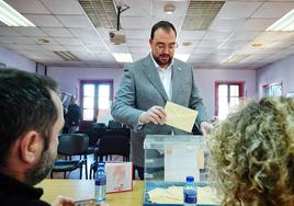 Adrián Barbón deposita su voto en la Casa de Pueblo de Laviana.