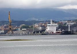 Vista general de la actividad portuaria e industrial en el entorno de la margen izquierda de la ría de Avilés.