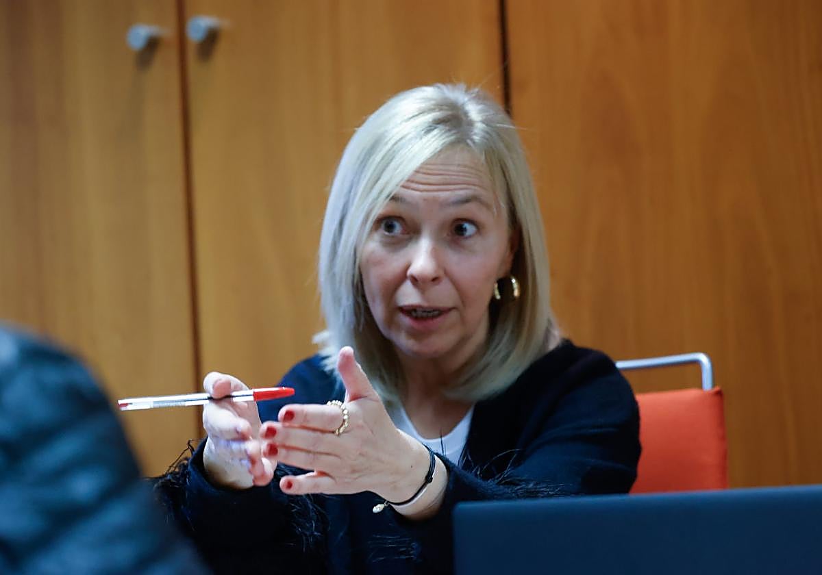 Una expresiva Sara Álvarez Rouco, durante la entrevista, en el grupo municipal de Vox.