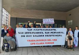 Plantilla y usuarios de la residencia gijonesa Clara Ferrer, en la concentración