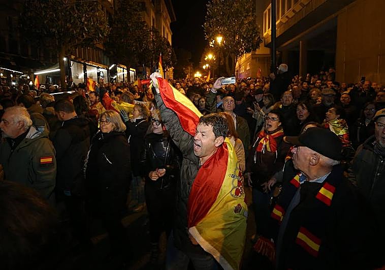 Manifestantes contra la amnistía en Oviedo.