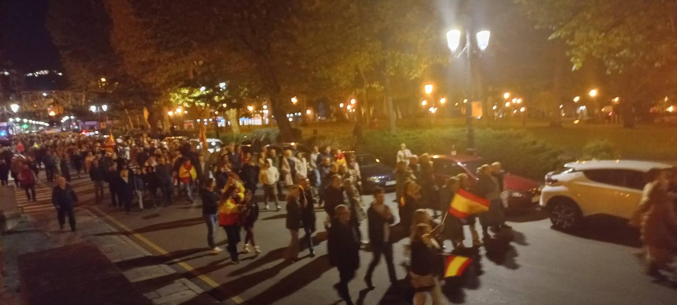 «Amnistía pa tu tía»: miles de asturianos salen a la calle como protesta