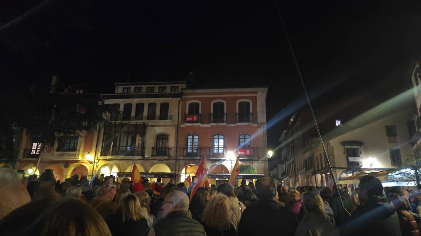 «Amnistía pa tu tía»: miles de asturianos salen a la calle como protesta
