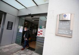 Un paciente, con mascarilla, saliendo ayer del centro de salud de La Ería, en Oviedo.