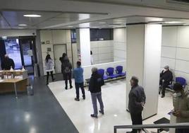 Pacientes en la sala de espera de una consulta en el centro de salud de Zarracina, en Gijón.