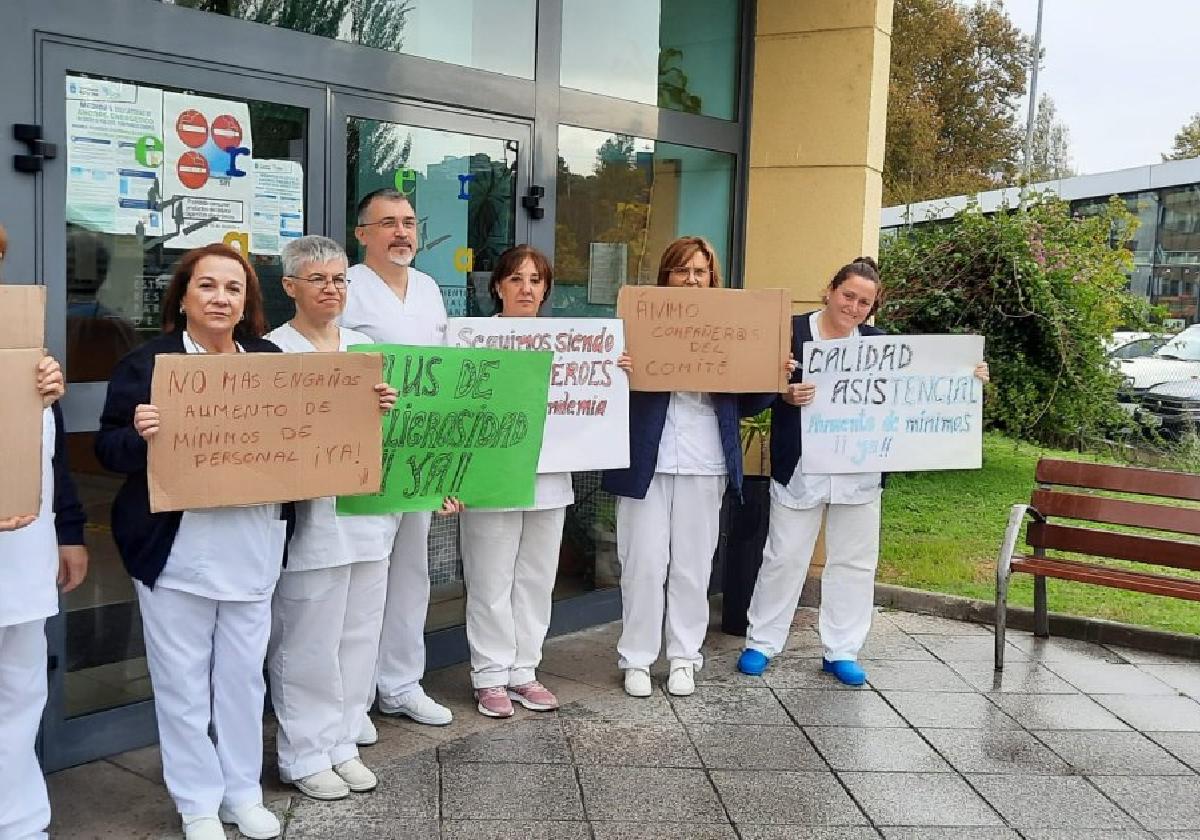 La plantilla de cuidadoras del centro Los Canapés, en Avilés, muestran su protesta por las condiciones laborales.