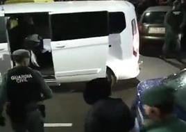 Traslado de los jóvenes en taxi hacia otras localidades la noche del altercado.