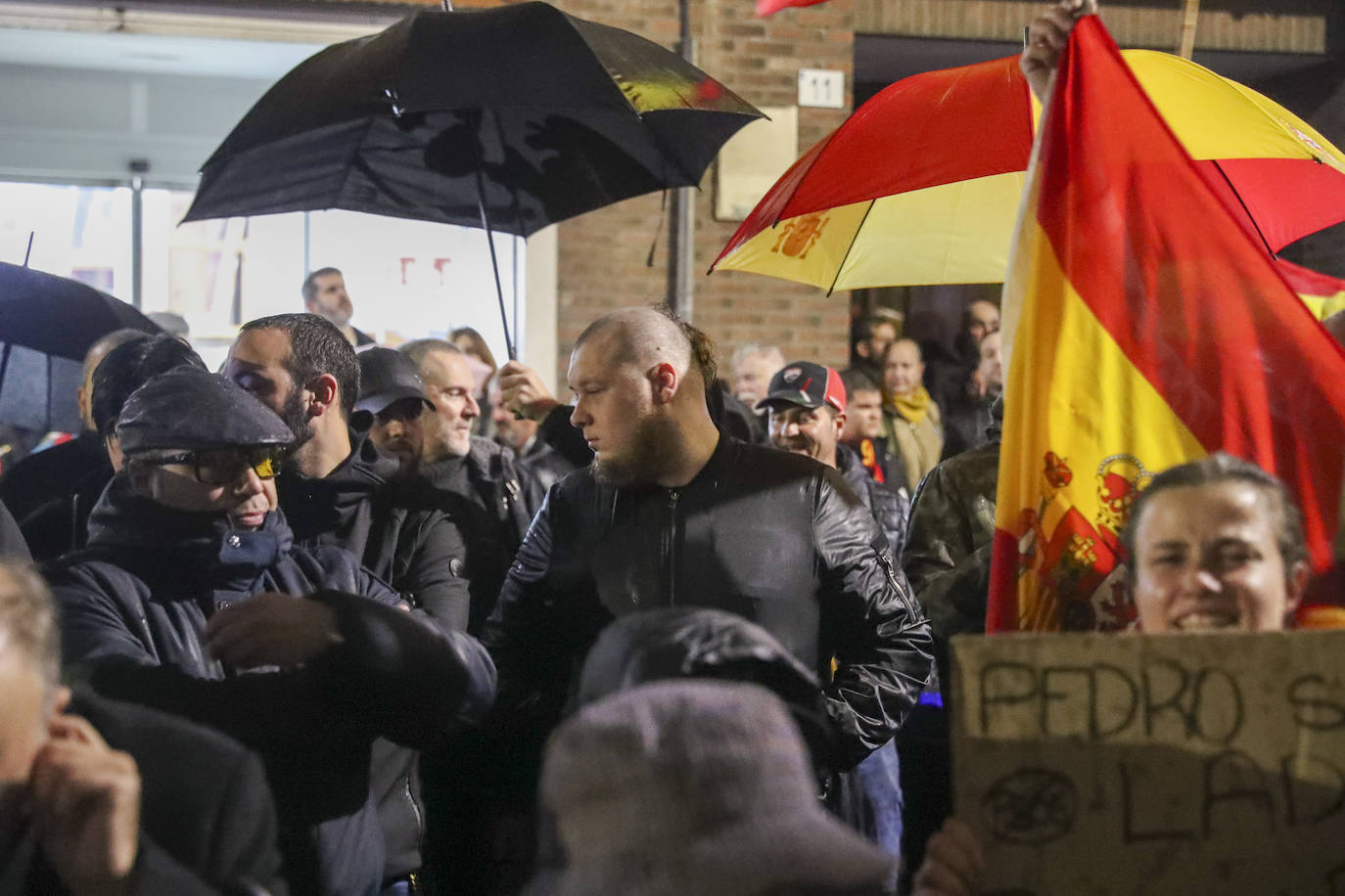 Medio millar de manifestantes en una tensa protesta ante la sede gijonesa del PSOE