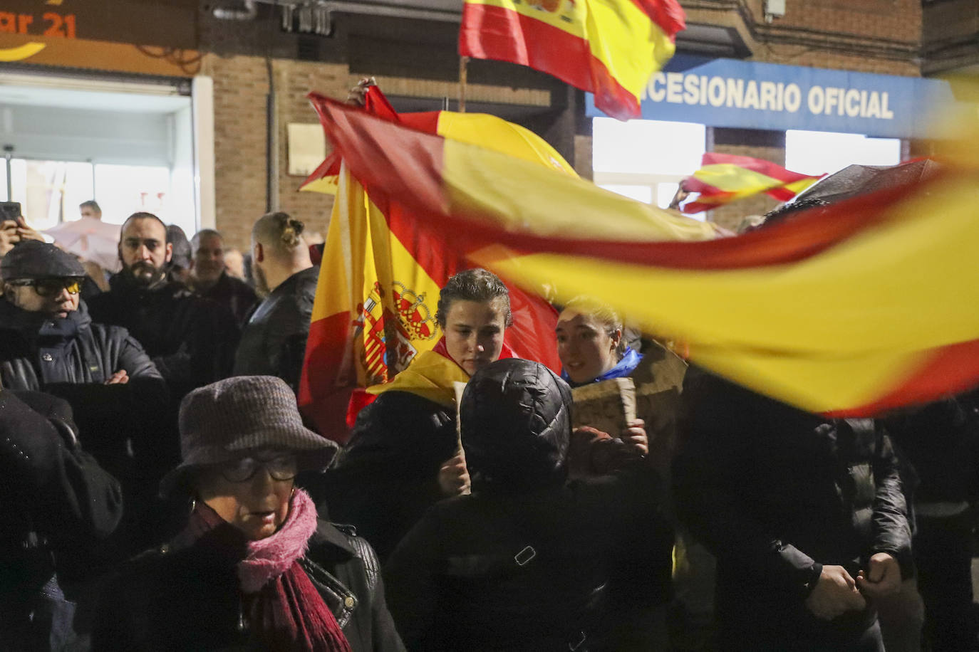 Medio millar de manifestantes en una tensa protesta ante la sede gijonesa del PSOE