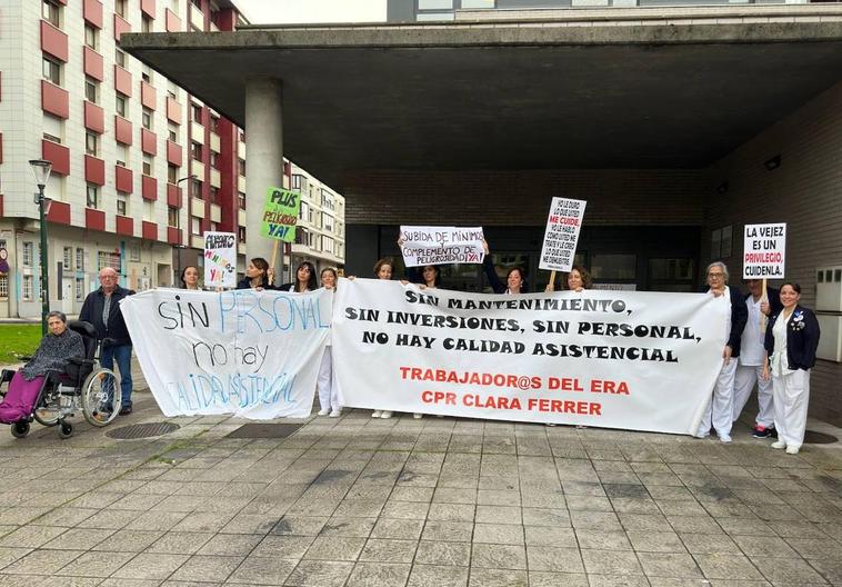 Un momento de la concentración de este miércoles ante la residencia gijonesa Clara Ferrer.