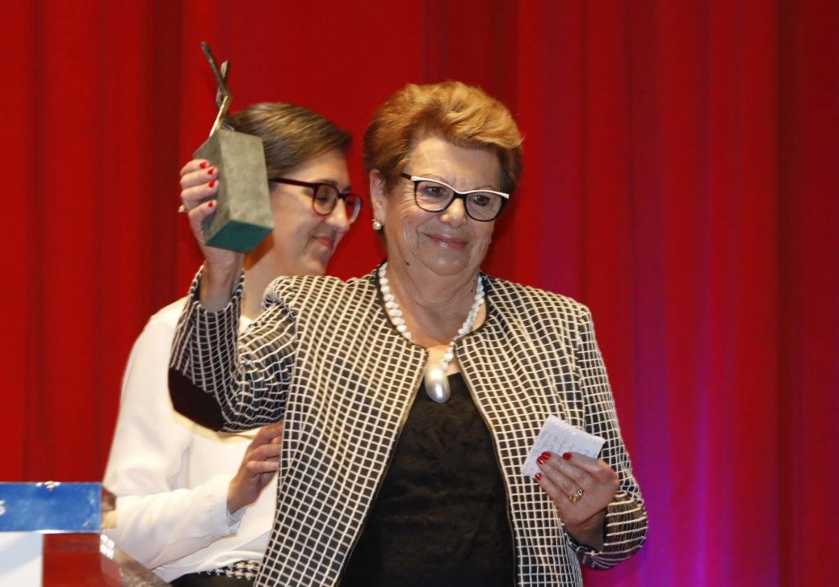 Esther Álvarez, gerente de Quesos La Peral, con el premio.