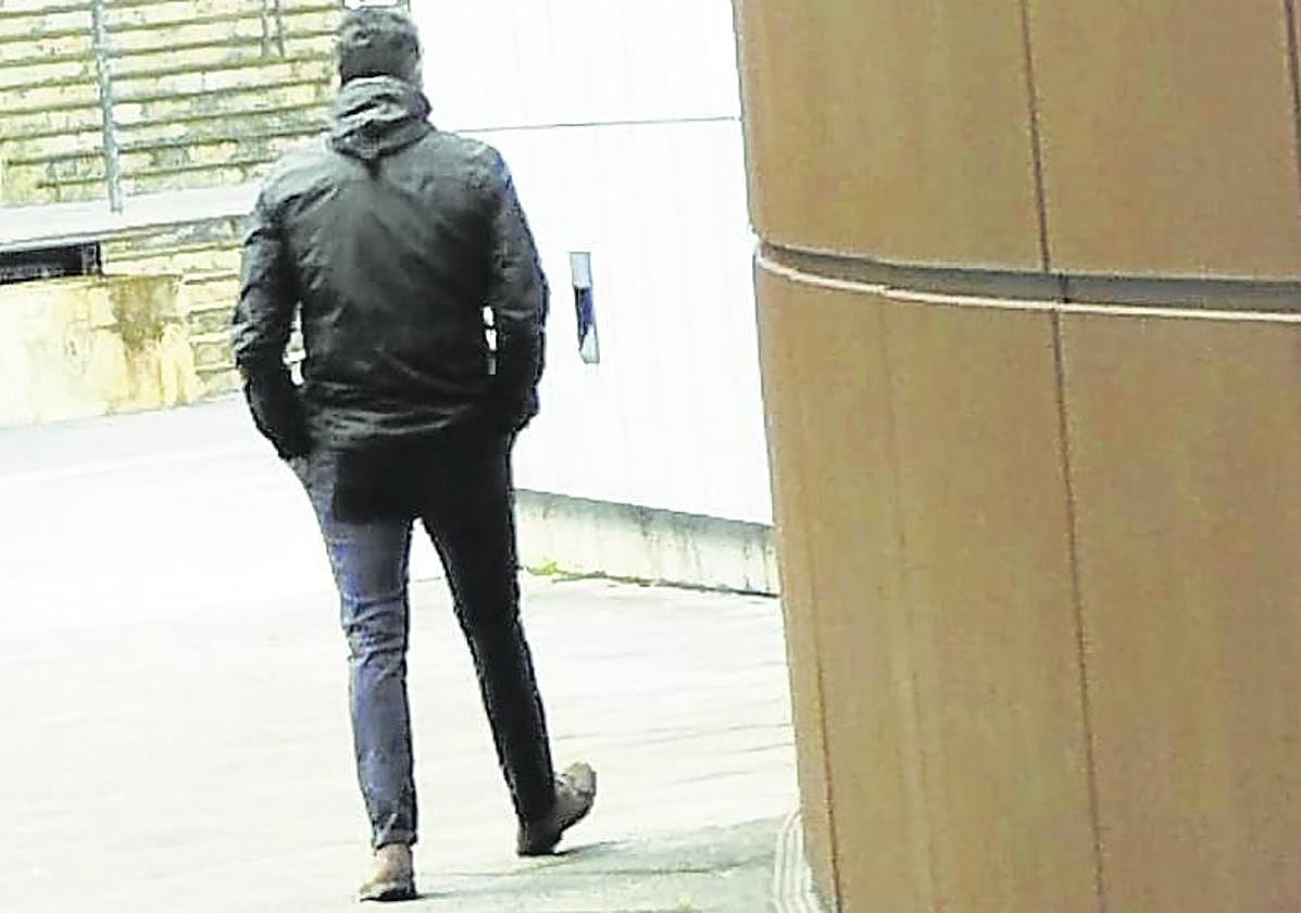 El subinspector, a las puertas del juzgado.