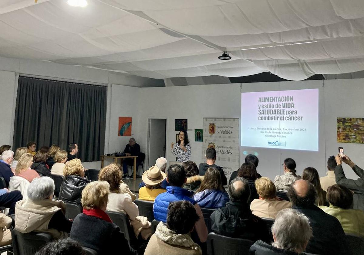 Conferencia de la oncóloga del HUCA Paula Jiménez Fonseca en la Semana de la Ciencia de Luarca.