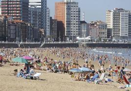 La playa de San Lorenzo, en pleno mes de octubre.