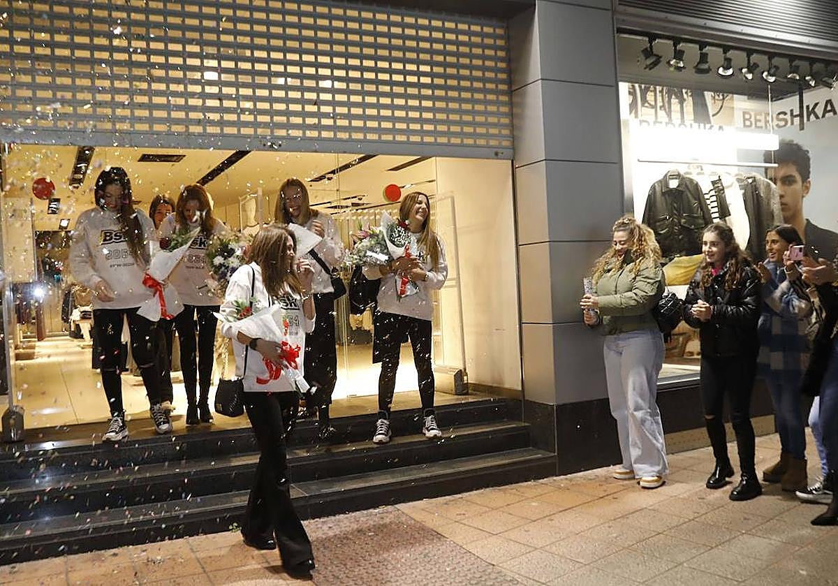 Una multitud de amigos y familiares esperaron a las empleadas a la hora del cierre.