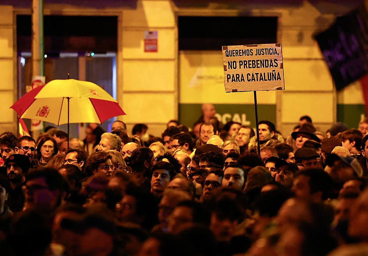 Protesta de ayer en Madrid ante la sede del PSOE.