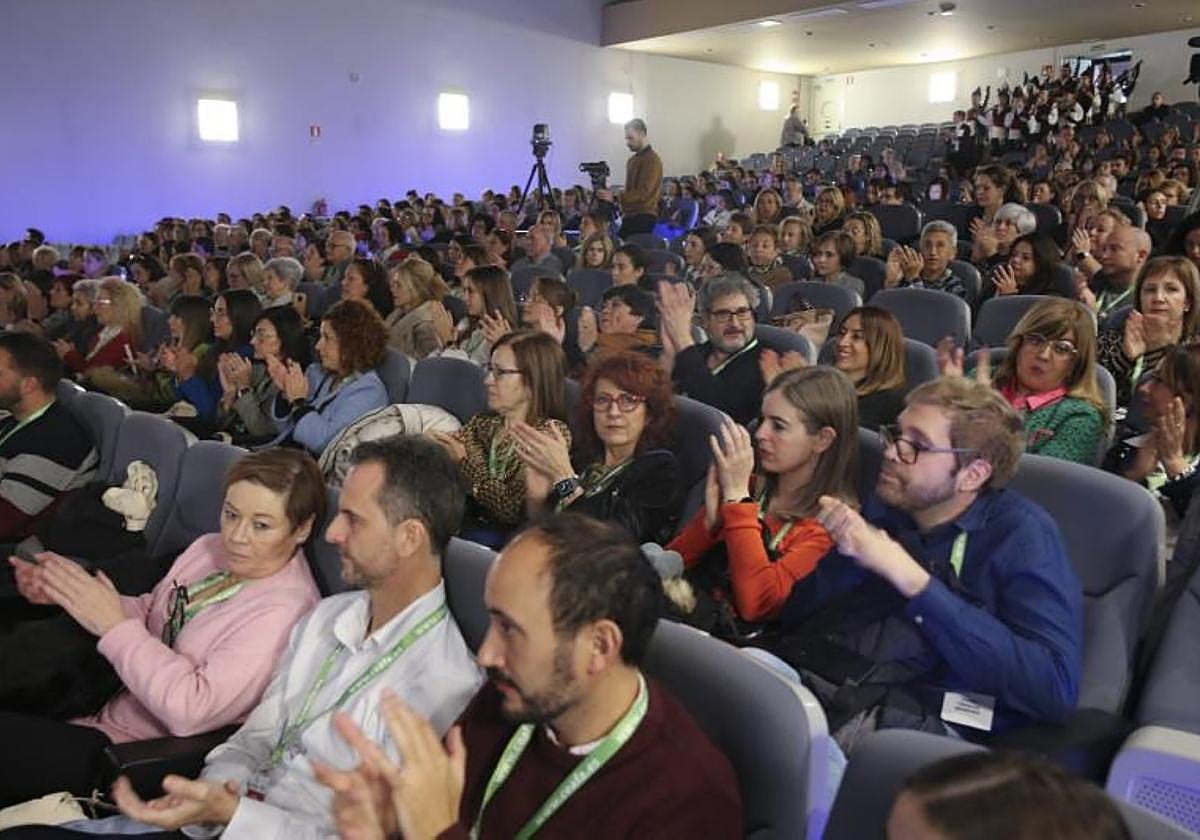 El salón de actos del Palacio de Congresos, en el momento de entrar la banda de gaitas Villa de Xixón.