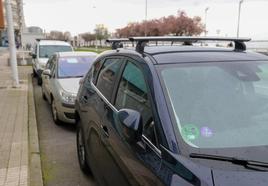 Etiqueta ambiental en el parabrisas de un coche aparcado en El Muro.