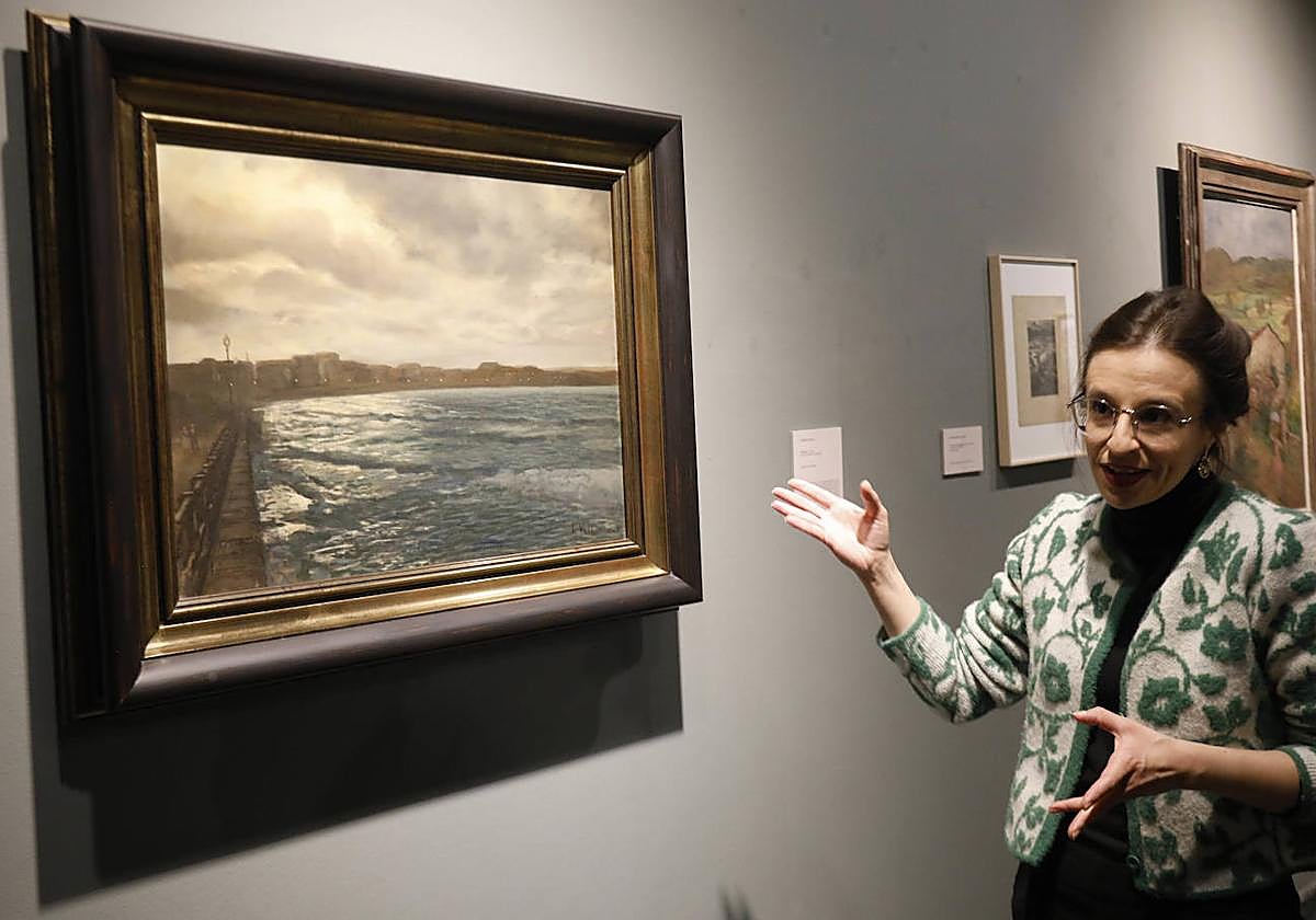 Gretel Piquer, la comisaria de la exposición, muestra el cuadro en el que aparece San Lorenzo sin la iglesia San Pedro, que aún no había sido reconstruida tras la guerra civil, y con la barandilla del Muro en color negro. Belleza plástica y documento histórico.