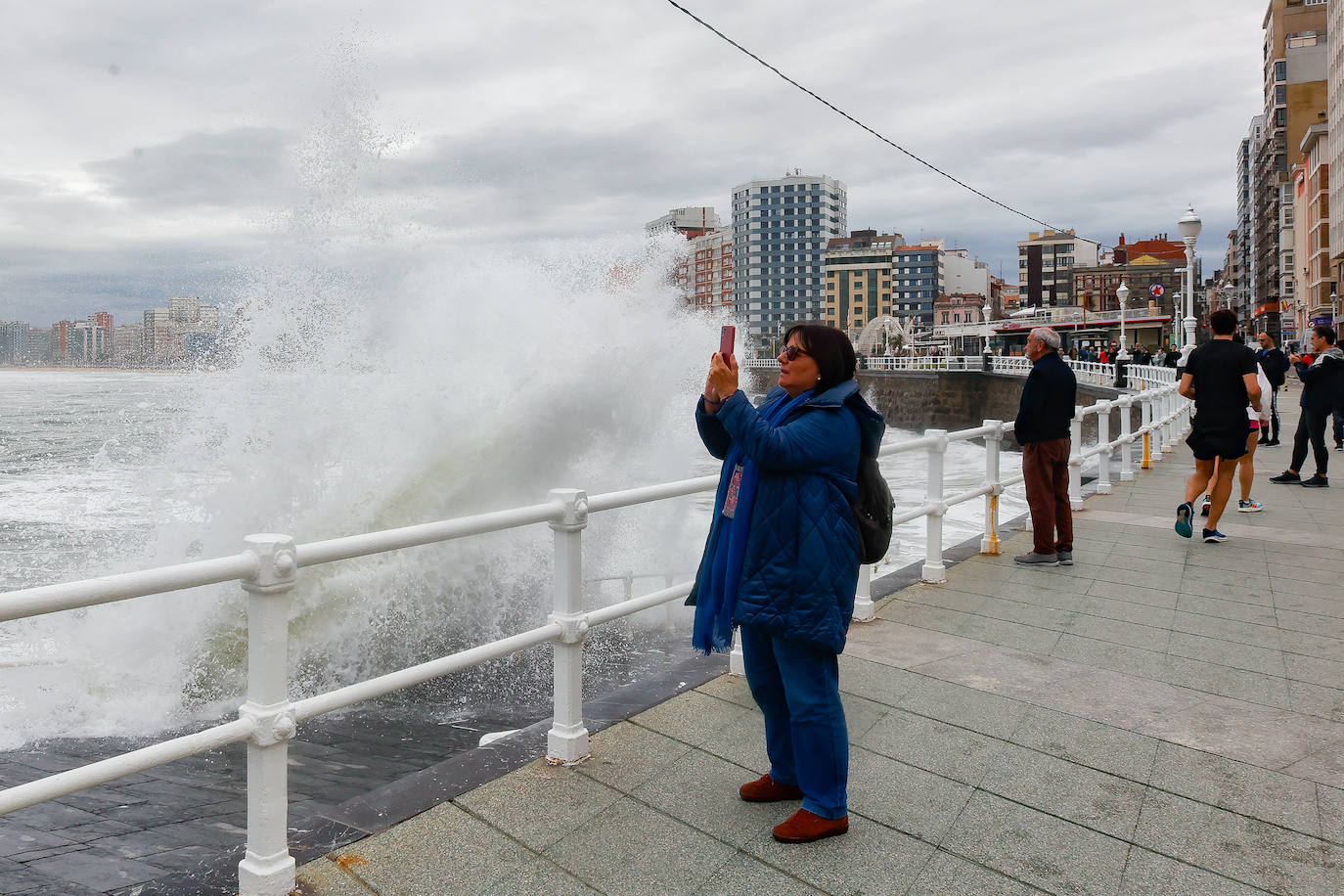 El fuerte oleaje azota de nuevo el Muro de Gijón