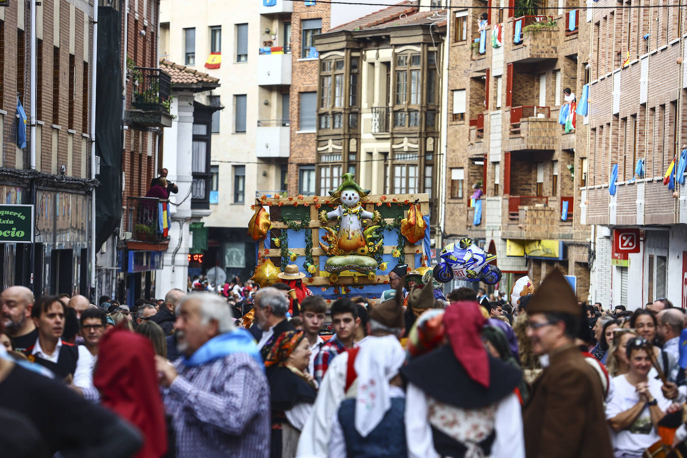 Moreda, por todo lo alto en su desfile de los Humanitarios