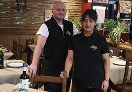 Yani con Estefanía Castillo, en el comedor.