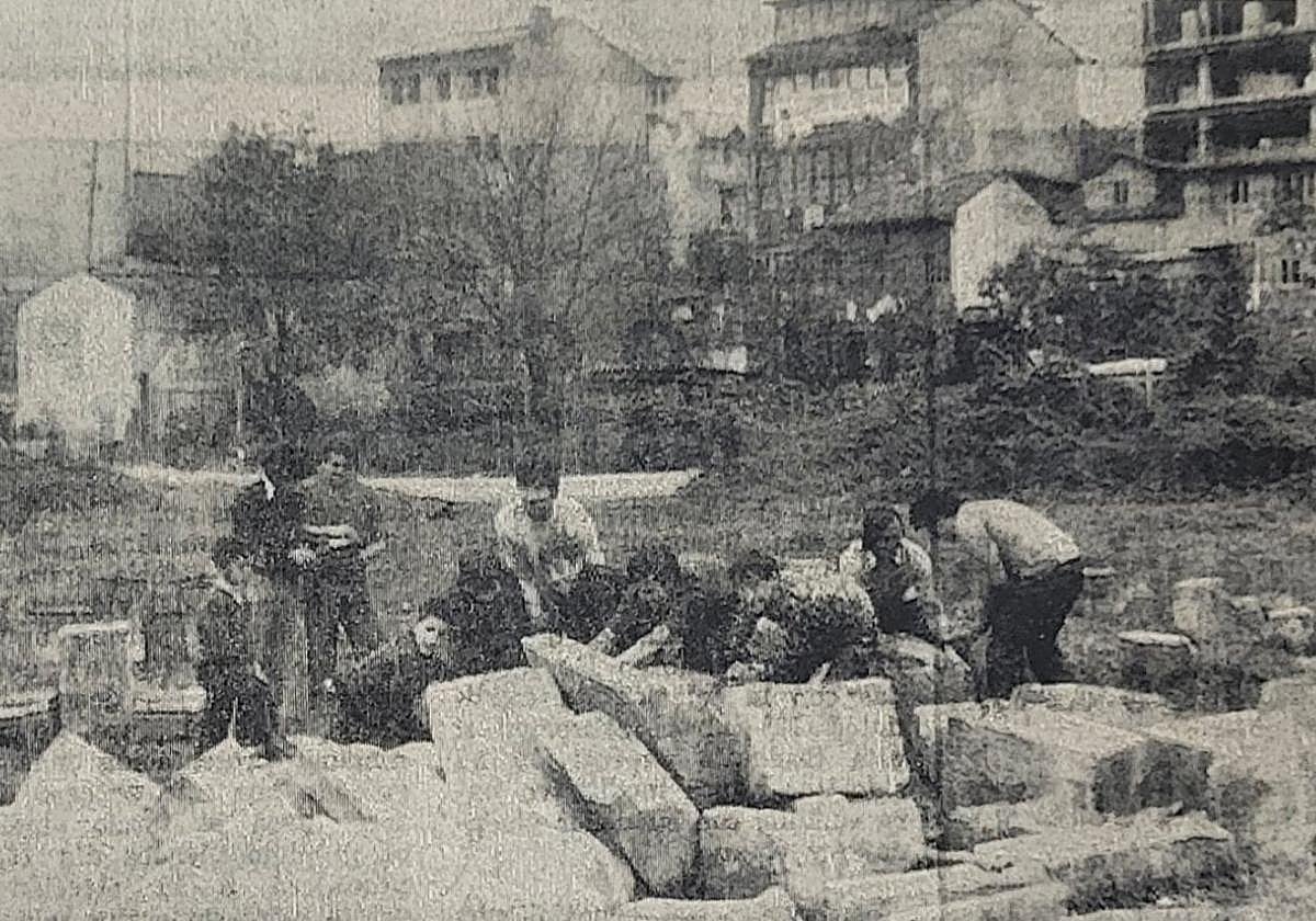 Un grupo de jóvenes con las piedras traídas desde La Corredoria.