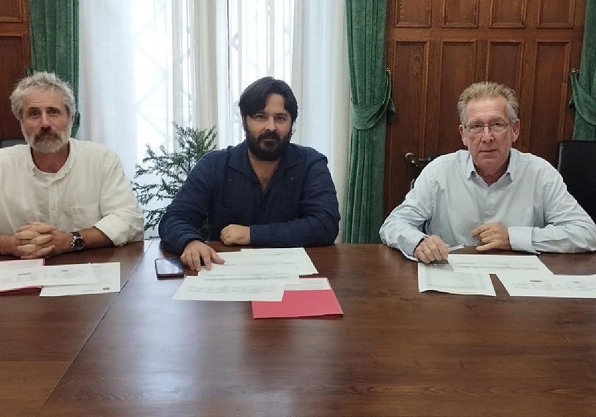 El concejal de Hacienda, Xuan Valladares: el alcalde, Enrique Riestra; y el teniente de alcalde, Tomás Antuña.