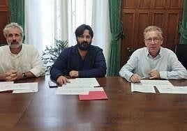 El concejal de Hacienda, Xuan Valladares: el alcalde, Enrique Riestra; y el teniente de alcalde, Tomás Antuña.