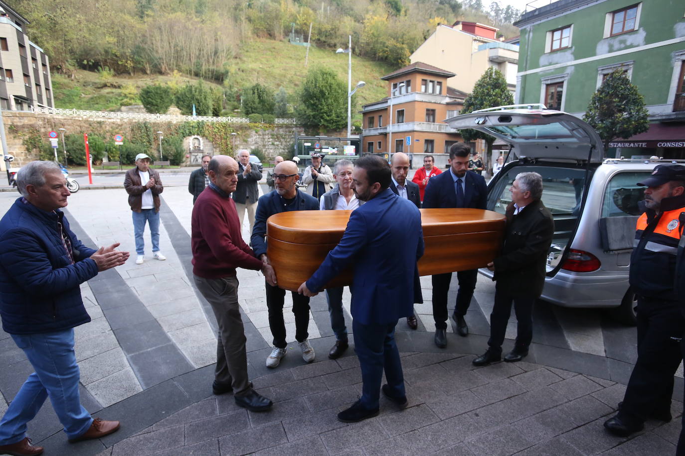 Asturias despide a Aníbal Vázquez en su capilla ardiente