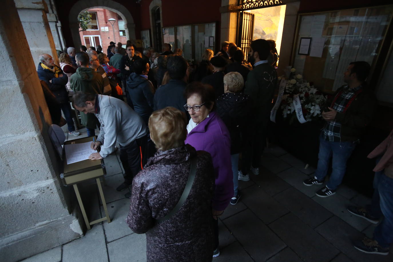 Asturias despide a Aníbal Vázquez en su capilla ardiente