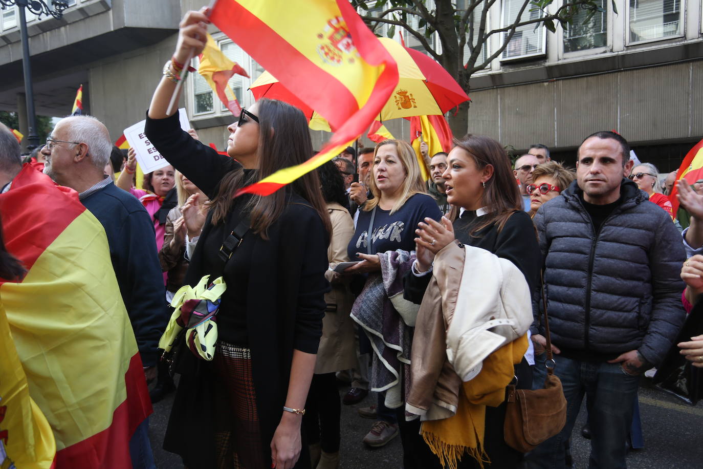 Miles de asturianos acuden a la convocatoria del PP para «decir no a la impunidad, no a la amnistía»